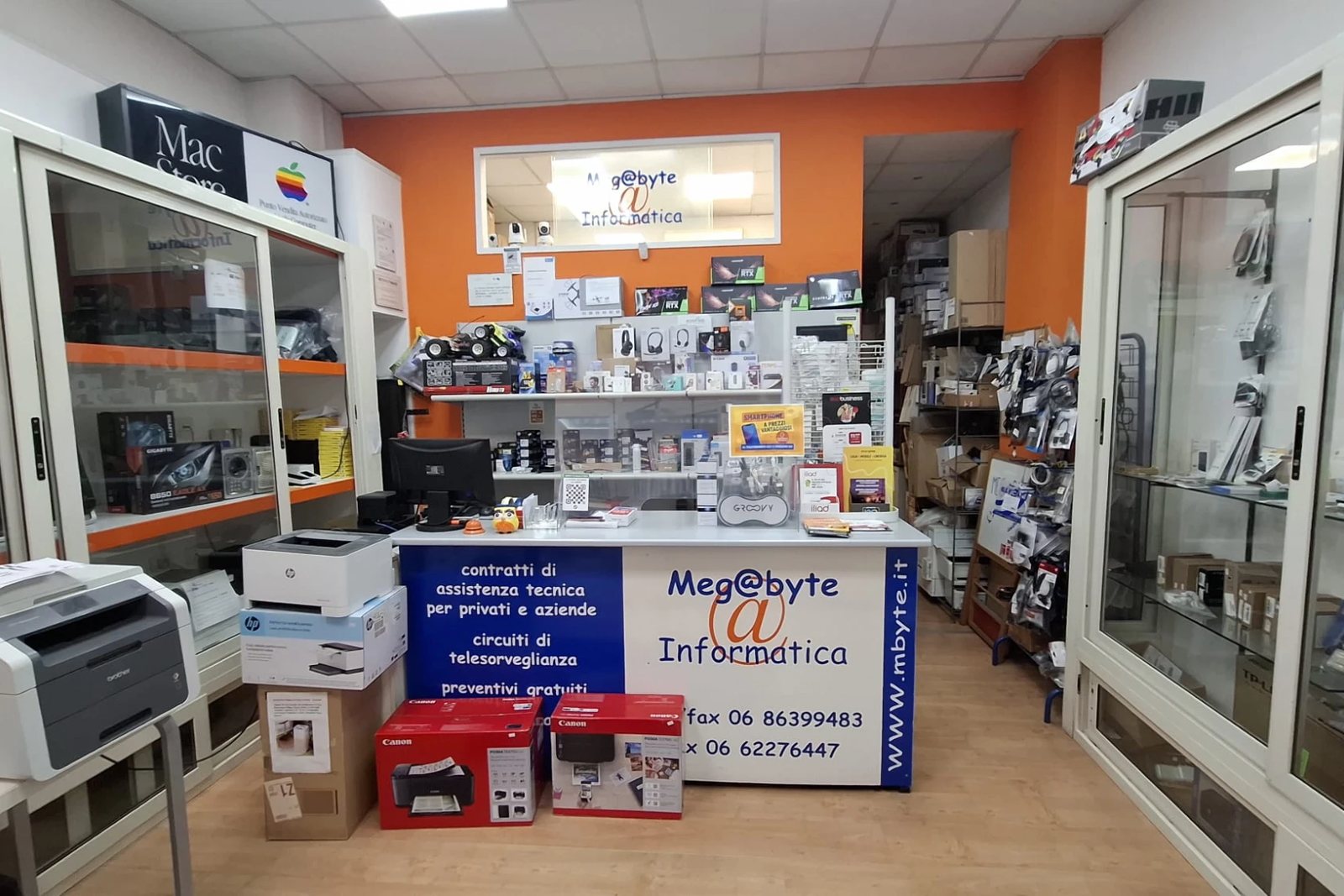 L'interno del negozio: il banco con il logo Meg@byte, le vetrine e gli scaffali