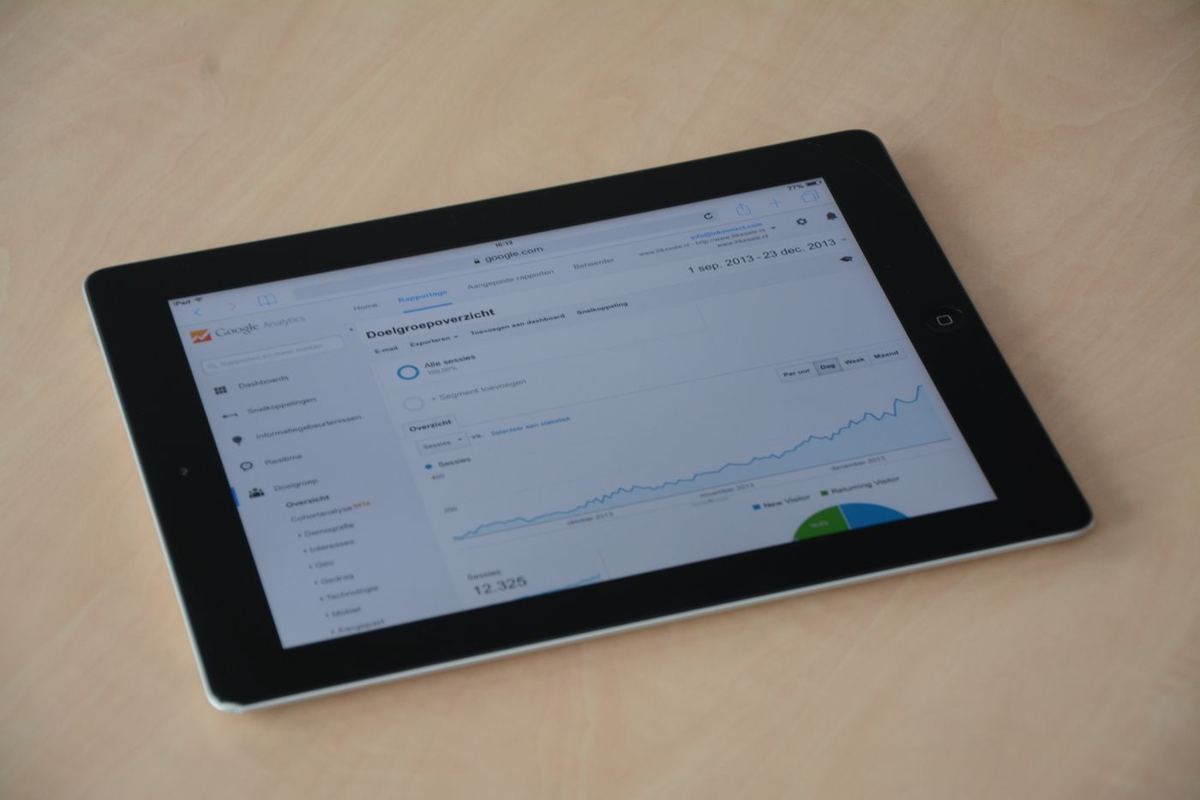 Tablet che mostra un pannello con grafici e statistiche