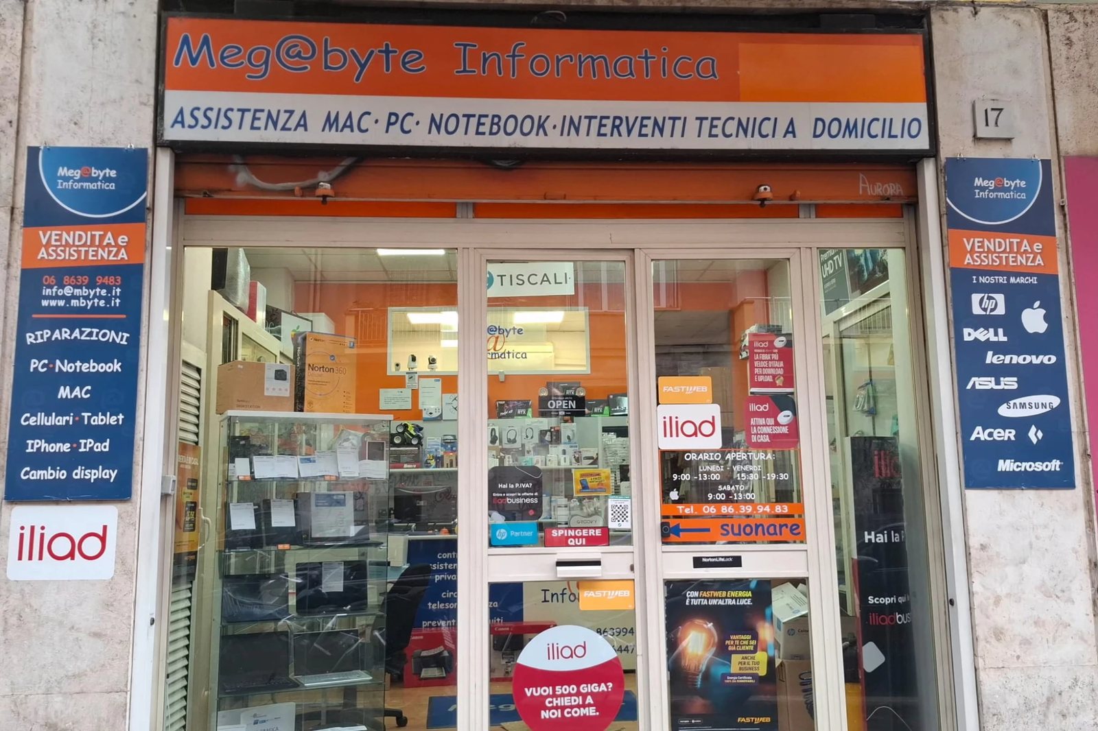 La vetrina di Meg@byte Informatica in Via Tripoli 17 a Roma, con l'insegna e i marchi trattati