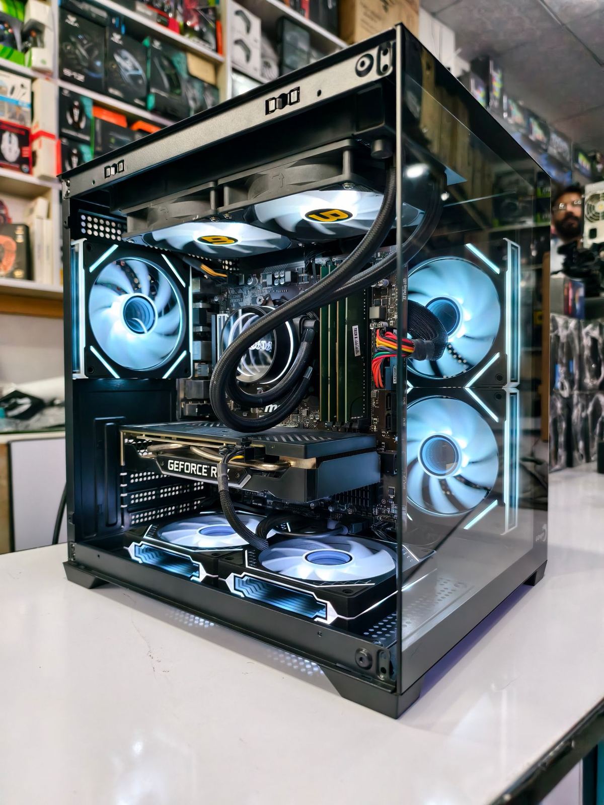 Computer da gaming assemblato, con il fianco in vetro e le ventole illuminate