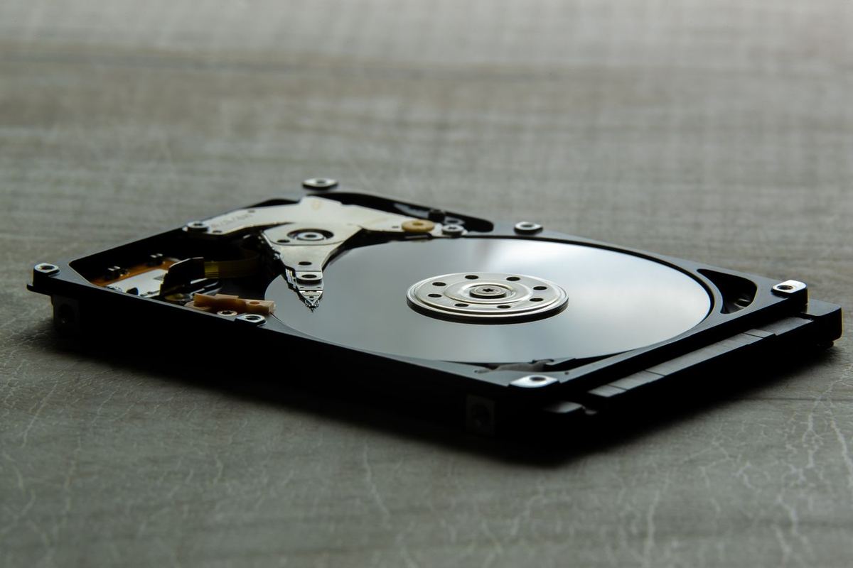 Hard disk aperto, con disco e testina in vista