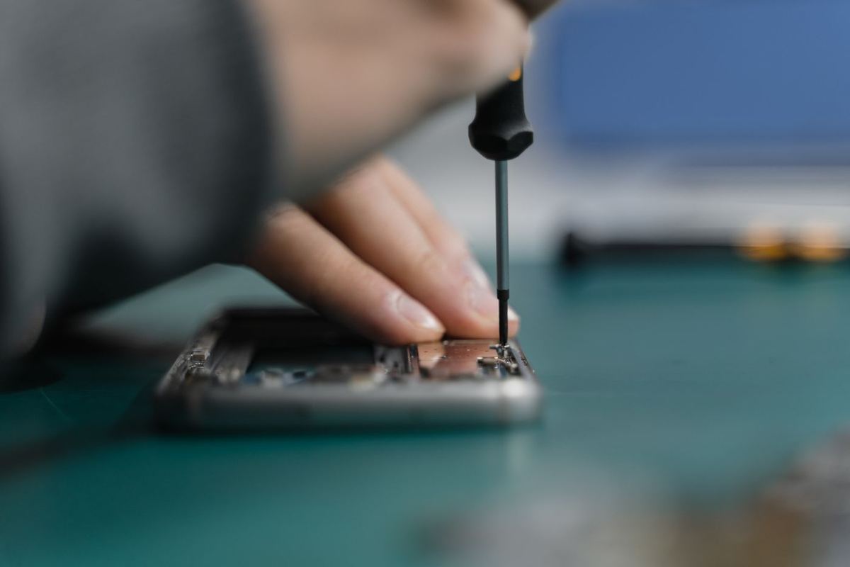 Sostituzione di un componente interno di uno smartphone