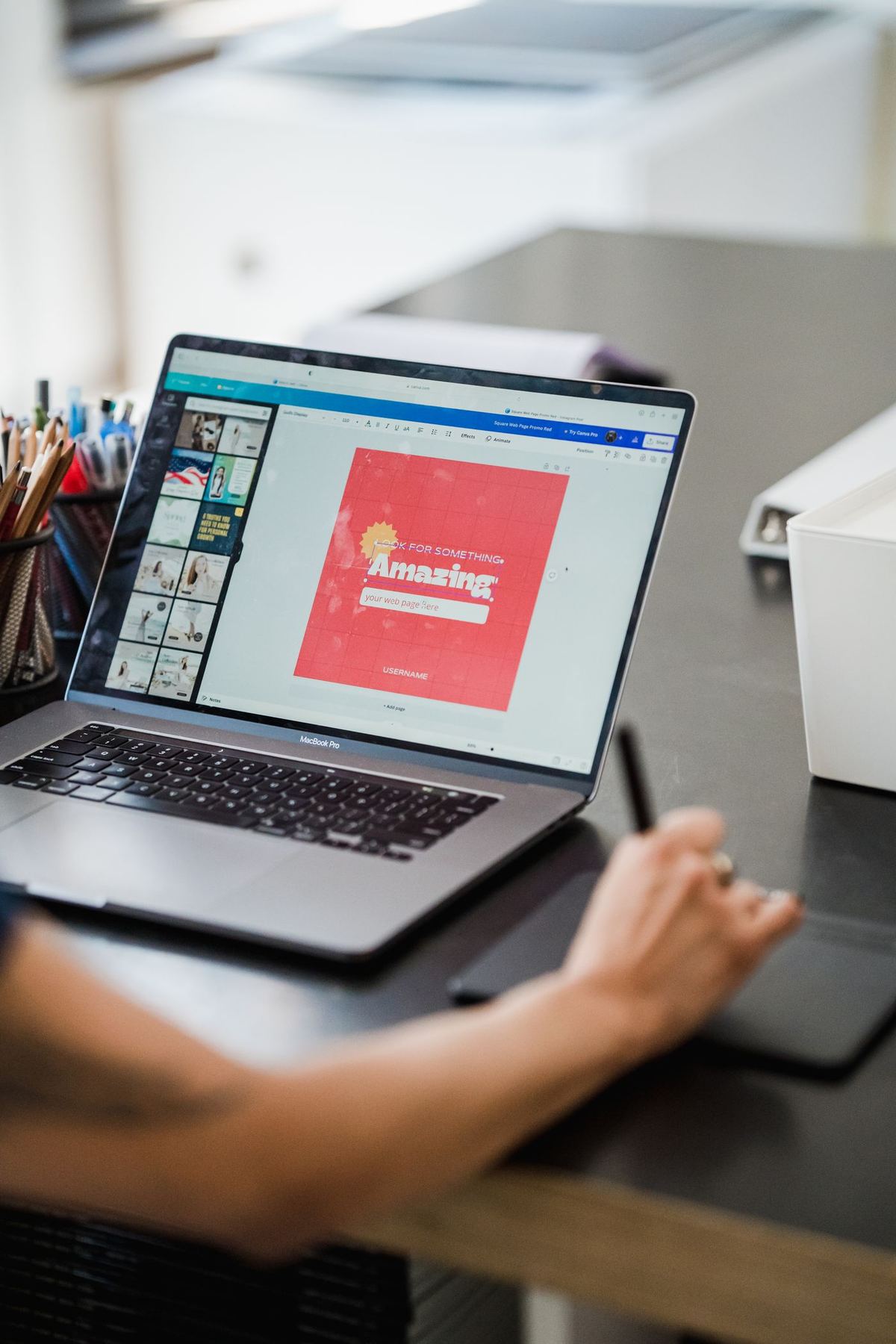 Scrivania con computer portatile e tavoletta grafica