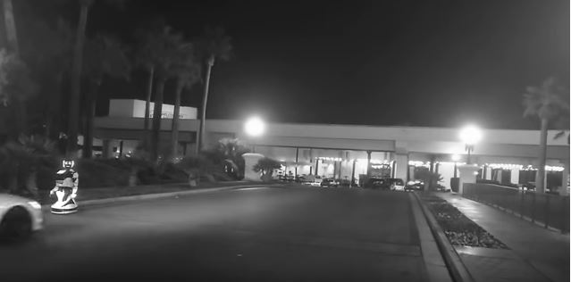 Una tesla investe un robot e… scappa!