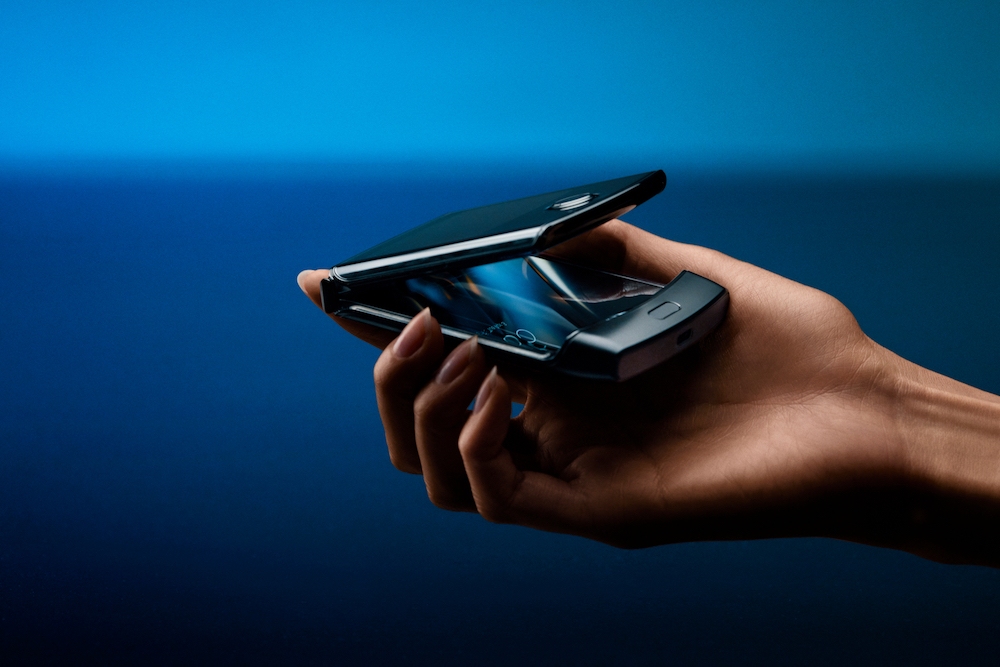 Il Motorola Razr torna per essere lo smartphone pieghevole più comodo